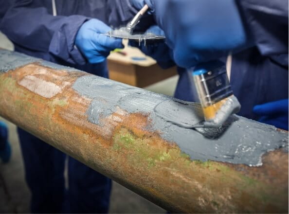 Applying epoxy on an old pipe
